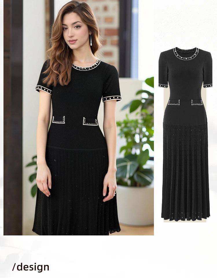 Schwarzes Strickkleid mit Rundhalsausschnitt, Perlenbesatz, kurzen Ärmeln und hochelastischer Taille