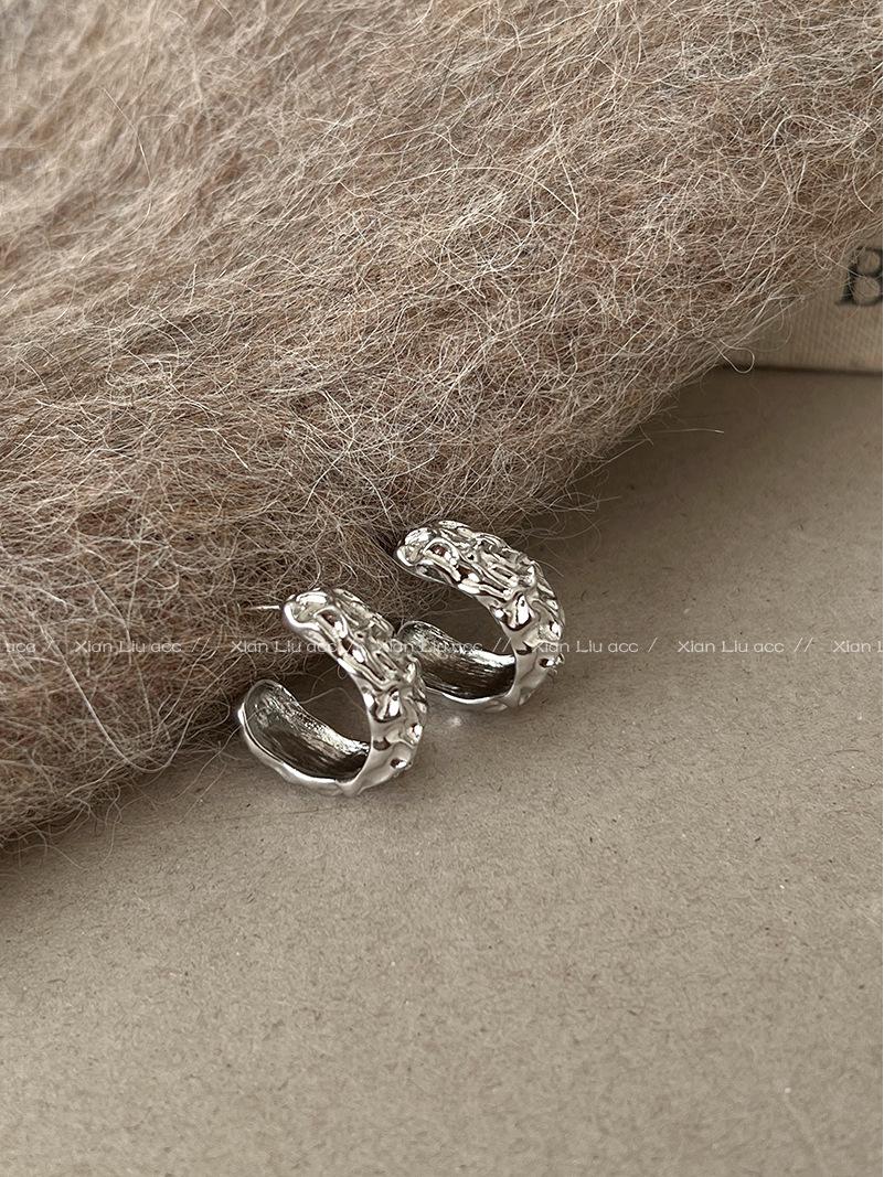 

Золотые неровные женские серьги-пусеты высокого класса 2025: Уникальные серьги-кольца нишевого дизайна