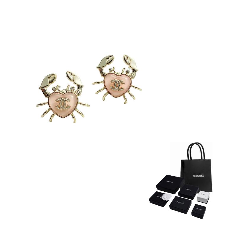 

CHANEL [25C Early Spring] Crab shape double C logo design resin earrings women s gold золотий