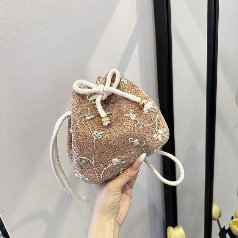 

Woven only beautiful women bag spring and summer new fashion beach bucket bag versatile shoulder messenger bag коричневый