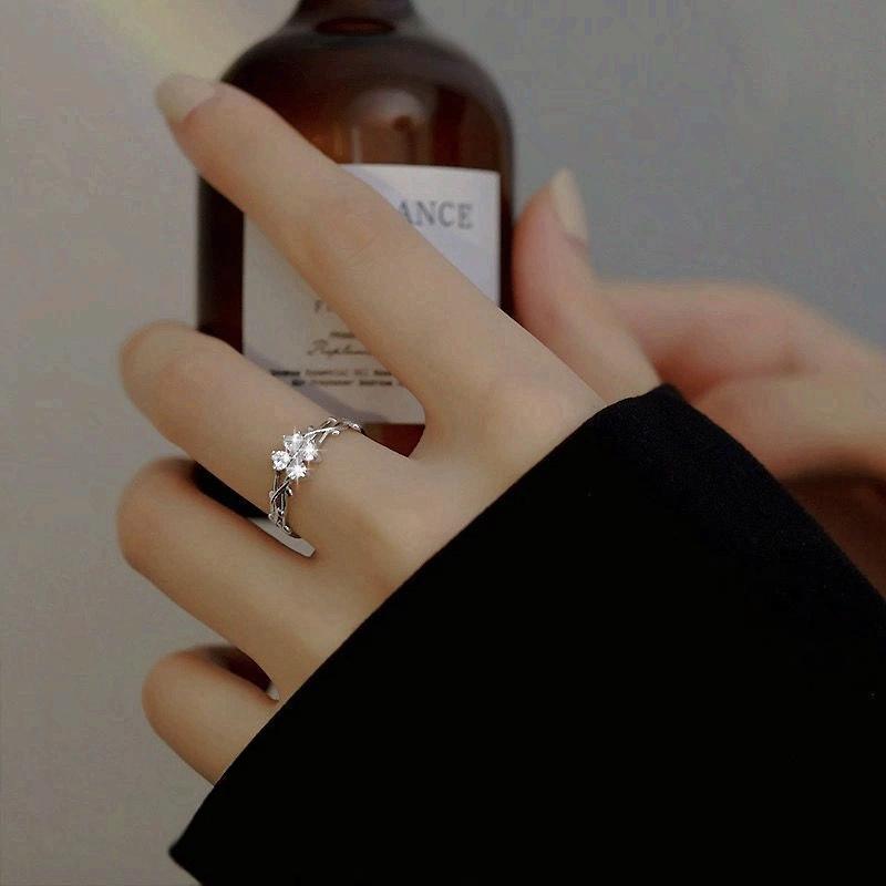 Lucky Four-Leaf Clover Ring for Women, Simple Design ins Stylish and versatile open ring with zirconia and thorn flowers, suitable for women's daily