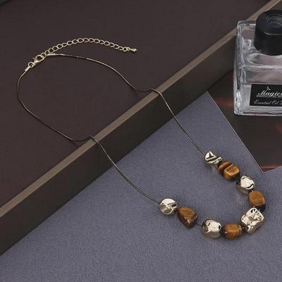 Moda Autunno-Inverno: Collana Retro Francese con Pietra Irregolare e Perla