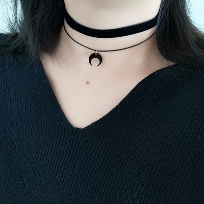 Süßes und niedliches schwarzes Acryl-Mondsichel-Anhänger-Samtband, doppellagiges Halsband, Halsband, Halsband-Halskette für Damen