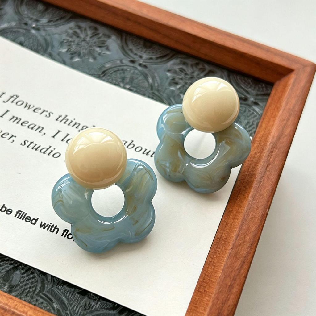 Hong Kong Retro Color Block Resin Stud Earrings - Niche High-End Fashion for Women