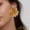 The New Fashion Gold Flower Stud Earrings Are Simple and Elegant