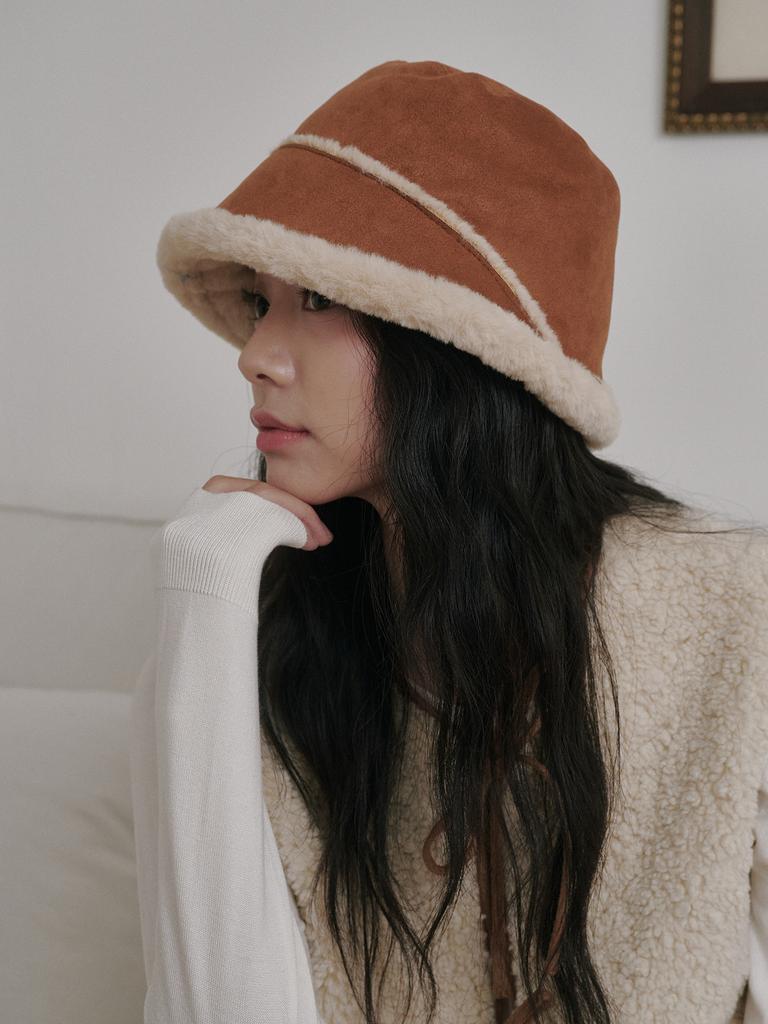 Olinkeompeulliteu Moon Suede Bonnet Hat (Camel)
