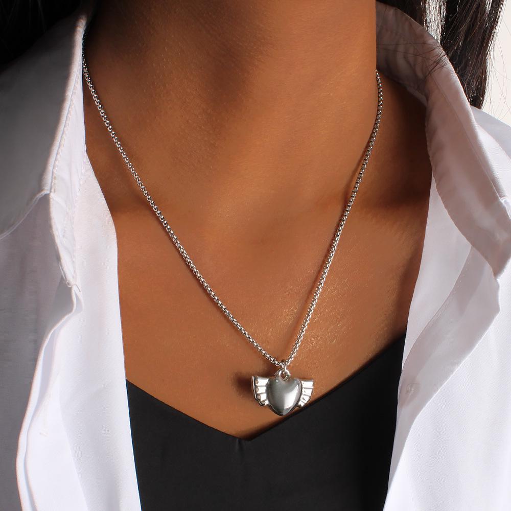 Korean Wing Heart Pendant Necklace, 18K Gold Stainless Steel Clavicle Chain, Trendy Internet Celebrity Style Jewelry