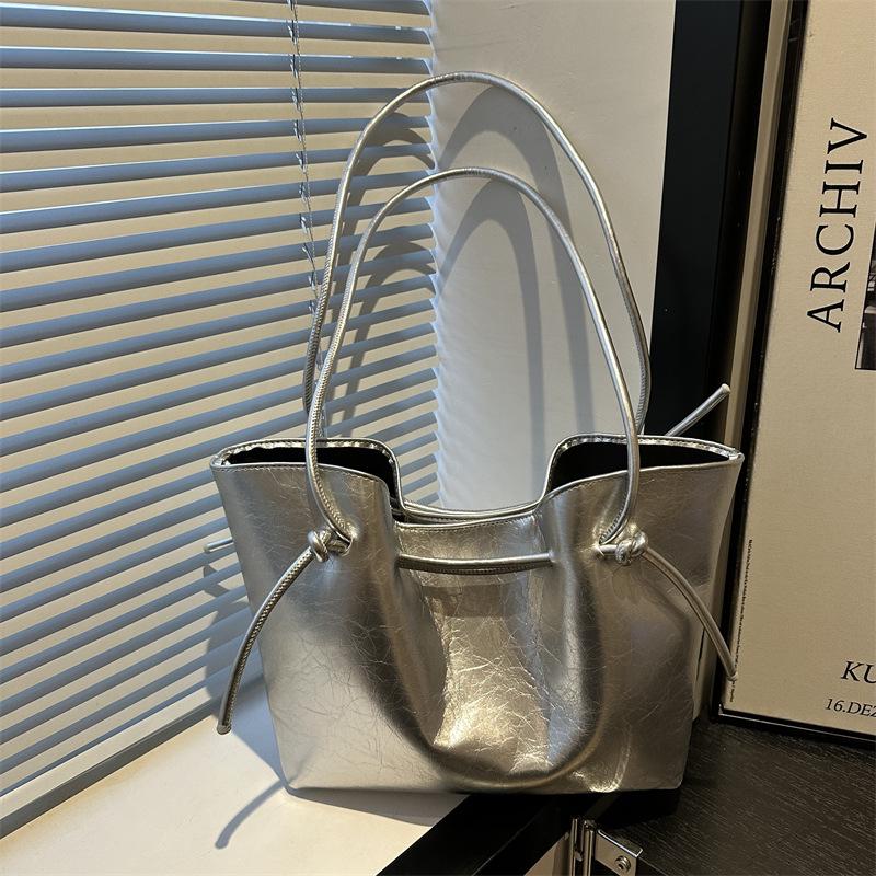 

Женская сумка кроссбоди из мягкой кожи большой вместимости в корейском стиле - осенняя сумка на одно плечо для работы серебряный