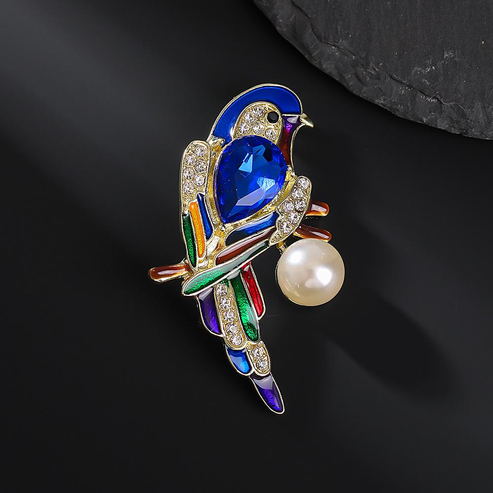 Pearl Diamond Bird Brooch: Imitation Parrot Pin with Oil Drop Details - Unique Animal Corsage Accessory for Women