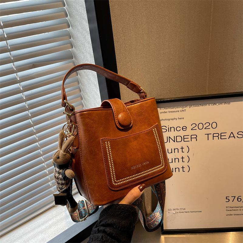 Sac ethnique tendance pour femme - Sac à bandoulière simple et rétro, texture couleur unie et toucher luxueux pour le transport.