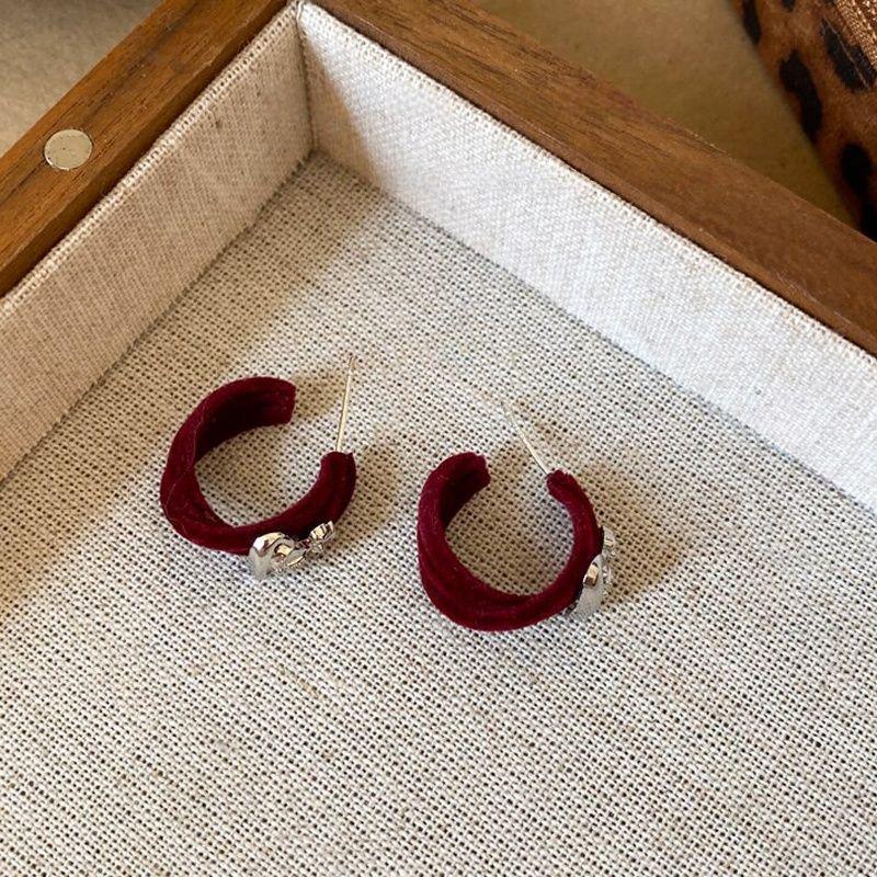 Серебряные Сатиновые Скрученные Серьги-Гвоздики в Форме Буквы С - Ретро, Простые, Универсальные, Высококачественный Нишевый Дизайн для Женщин