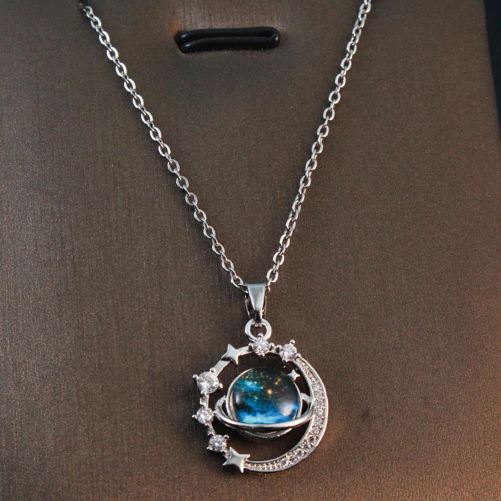 Copper Micro-inlaid Zircon Style Star Pendant Necklace Temperament Light Luxury Niche Design Sense.