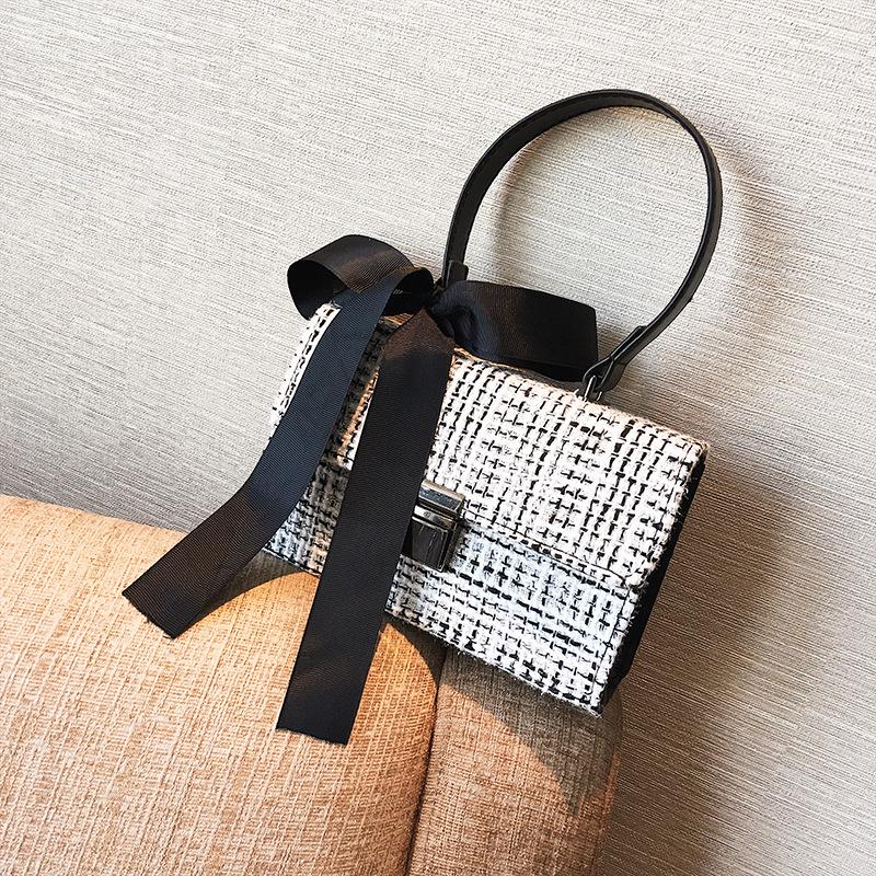 

Xiaoxiangfeng bag women s 2025 autumn and winter new trendy woolen color contrasting silk scarf handbag Korean version single shoulder messenger wome белый