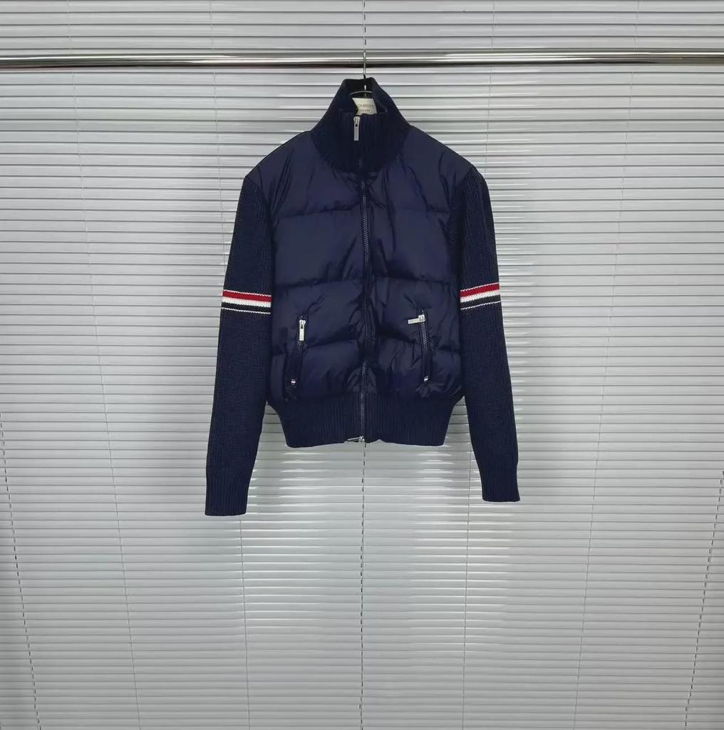 Neuer College-Stil Stehkragen Strickjacke mit farbigen Ärmeln und Füllung aus weißen Entendaunen