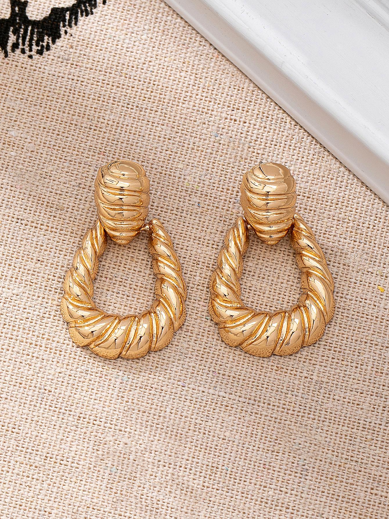 European & American Creative High-End Light Luxury Oval Alloy Earrings: Versatile Retro Drops for Women золотой