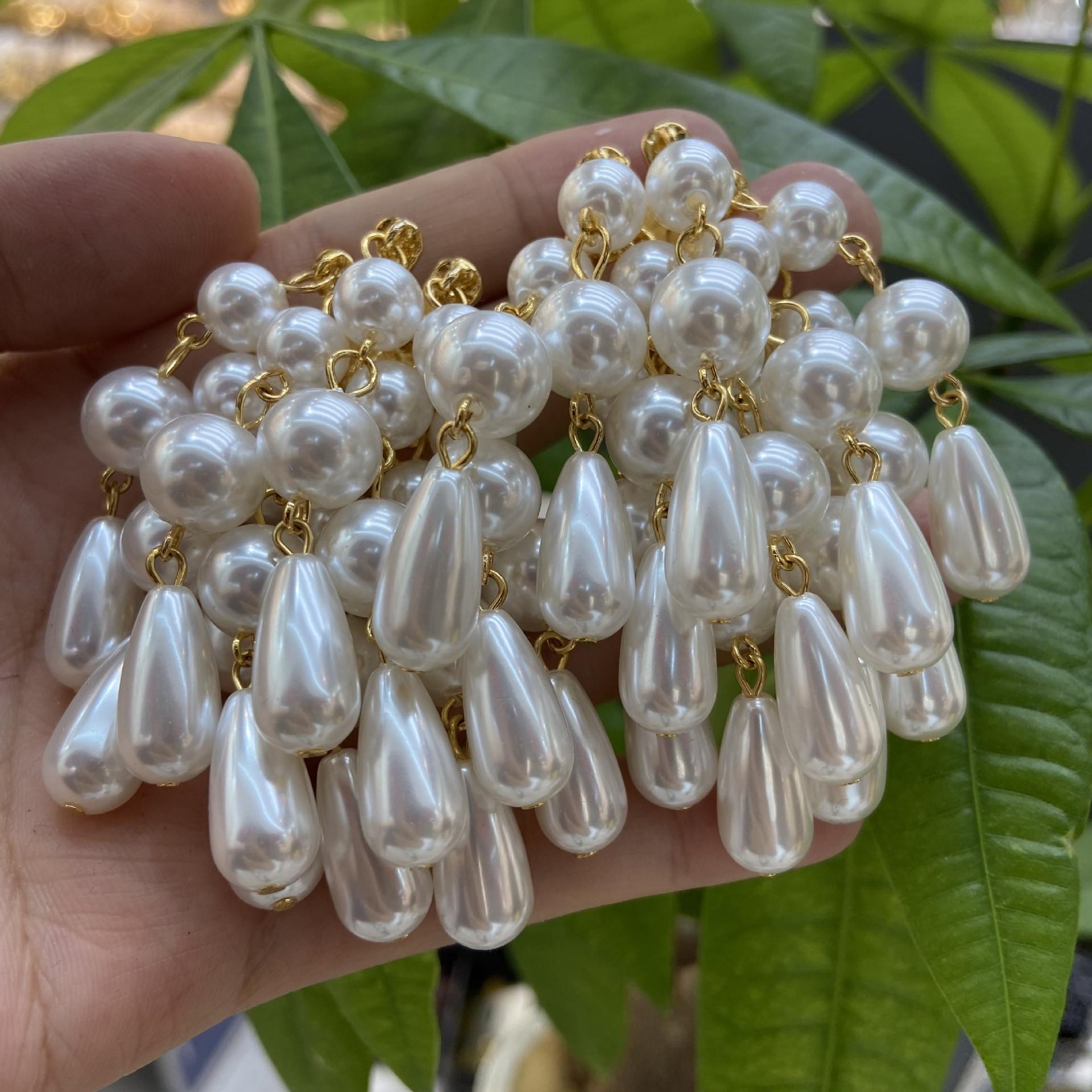 

Ретро золотой темперамент супер много белых жемчужных серег классические серьги-гвоздики с каплями воды