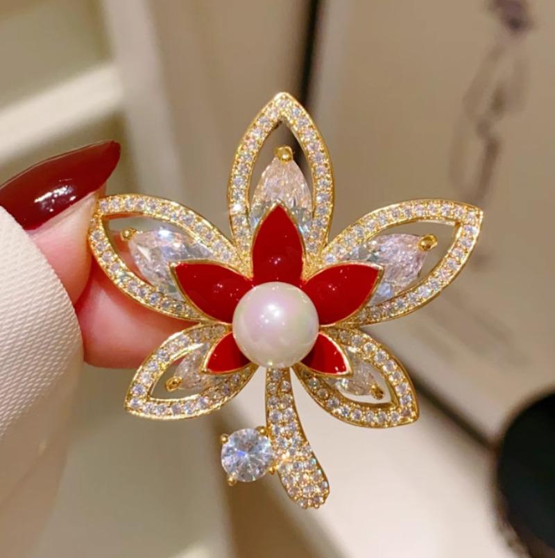 

Fashionable Maple Leaf Pearl Zircon Brooch, Anti-exposure Brooch for Women, Metal Button To Fix Clothes, Wedding Party Gift