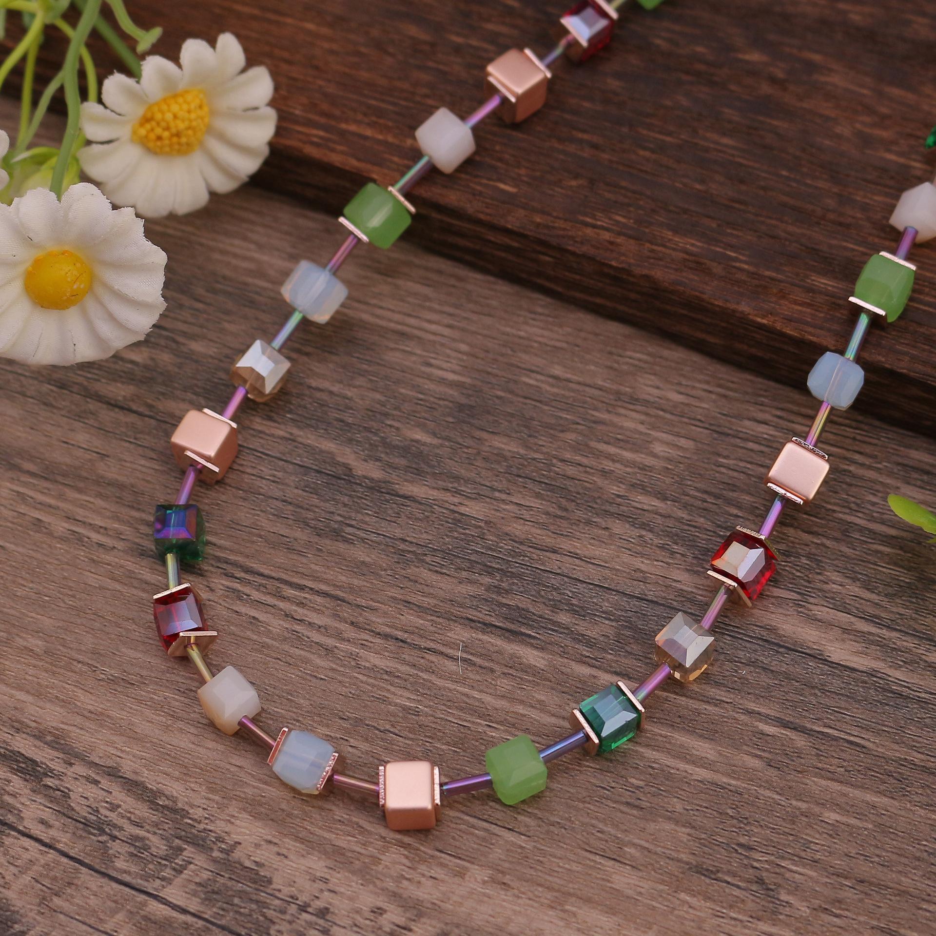 

Новое ожерелье из граненых цветных сахарных кубиков, модное и высококлассное женское ожерелье из маленькой квадратной стальной проволоки