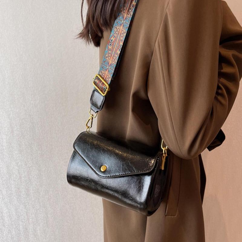 Damen Umhängetasche aus PU-Leder in Volltonfarbe, Vintage, breiter Riemen, Klappe, Schultertasche