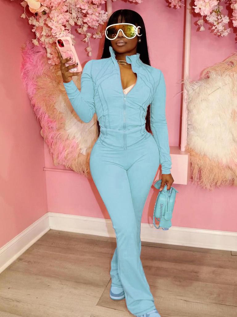 Weißer langärmeliger Jumpsuit mit Reißverschluss und ausgestelltem Bein