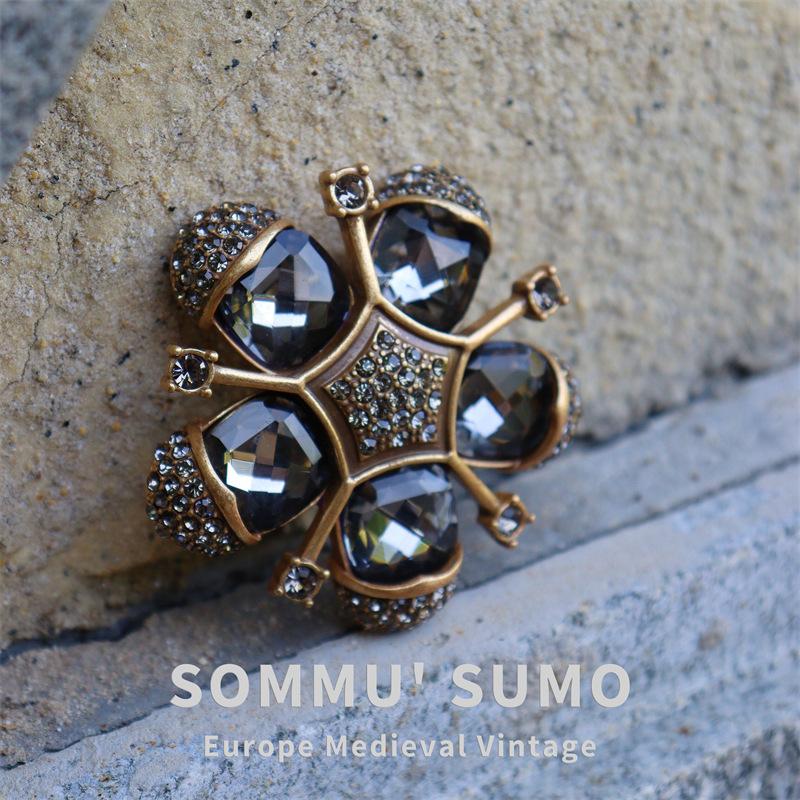 Vintage medium antique brooch crystal vintage jewelry French rhinestone sweater corsage atlas replica pin