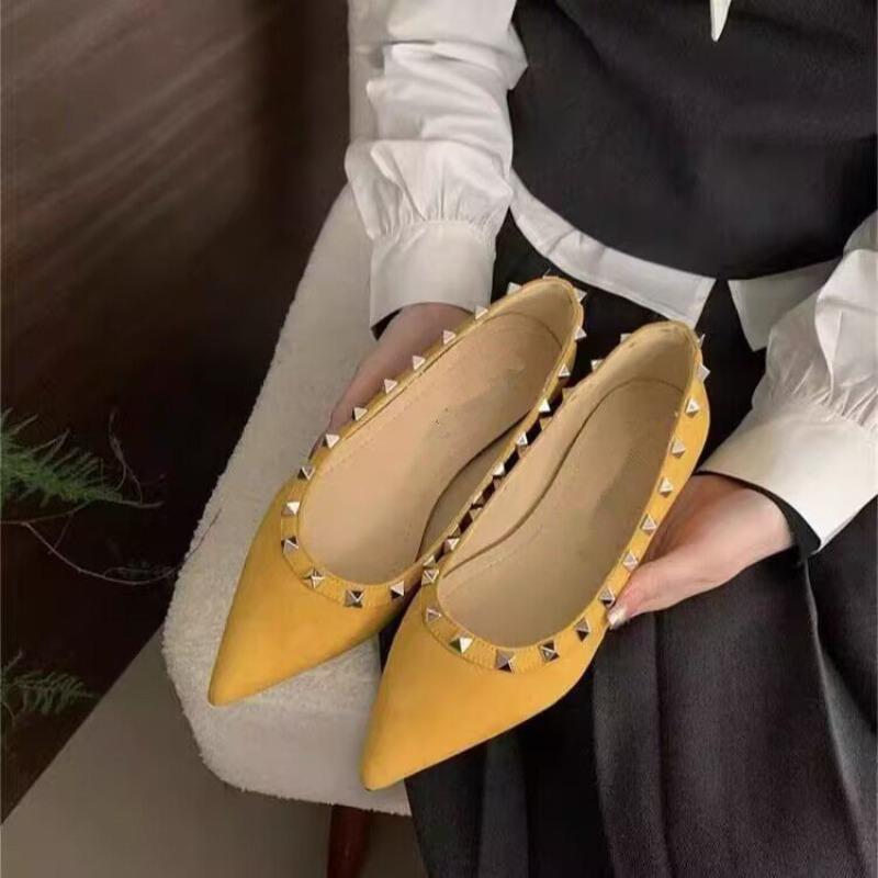 Pointed flat-bottomed rivet single shoes women's autumn new shallow-mouth soft-soled versatile one-pedal Mary Jane shoes