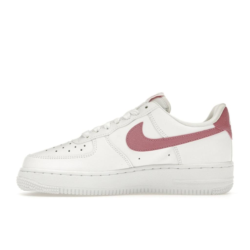 Nike Buty sportowe damskie Air Force 1 07 Essential Desert Berry Białe DQ7569-101