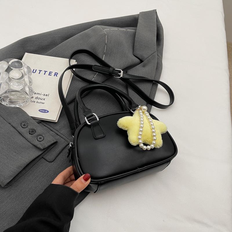 

Простая и модная портативная сумка-ниша для женщин 2024 года, новая весенняя модная женская сумка, простая сумка-подушка через плечо, прилив Without pendant чёрный