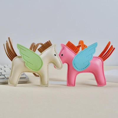 Portachiavi Cartone Animato Pony Pegasus: Simpatico ciondolo in pelle con nappa e colore a contrasto