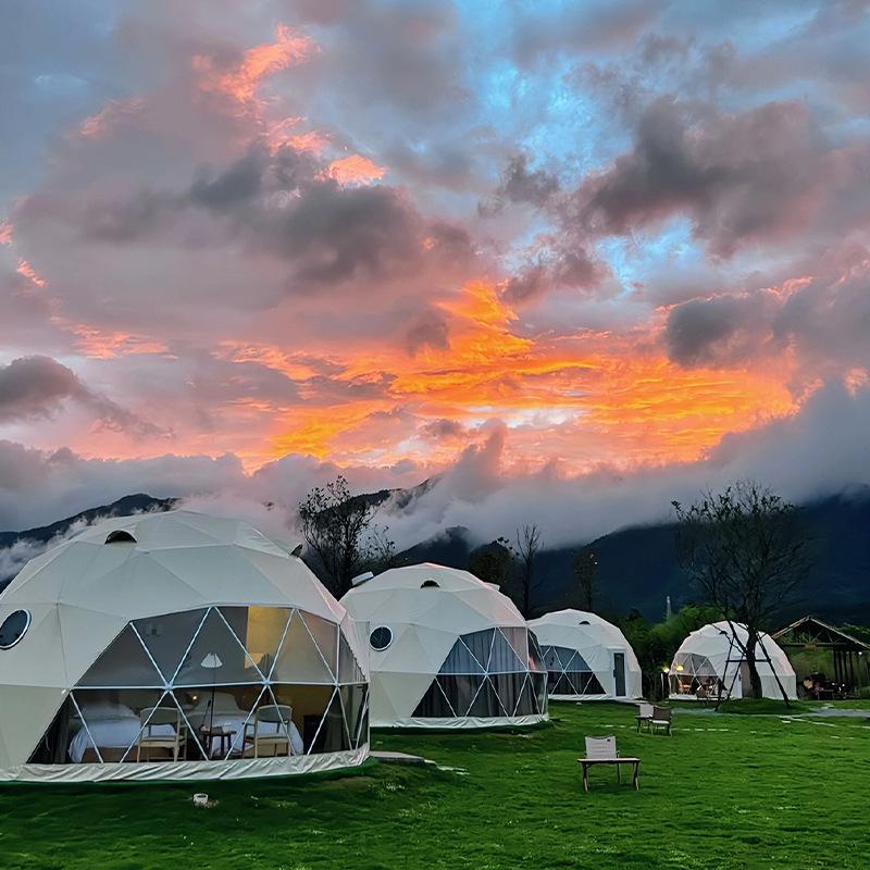 

Сферическая палатка-пузырь: Роскошный глэмпинг в пустыне и наблюдение за звездами