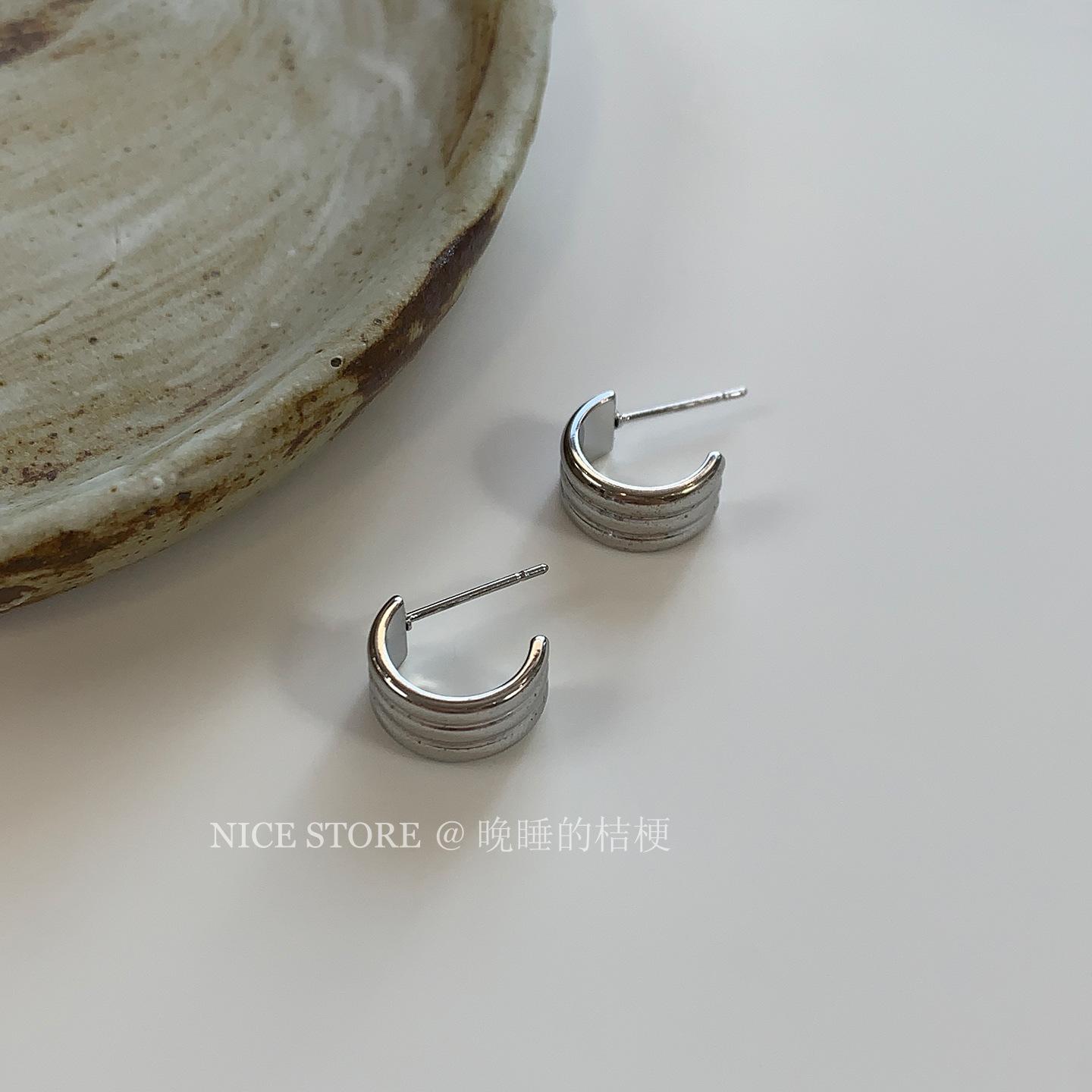 

Night-sleeping Platycodon Escape from Iceland C-shaped geometric earrings ins light luxury high-end versatile sterling silver