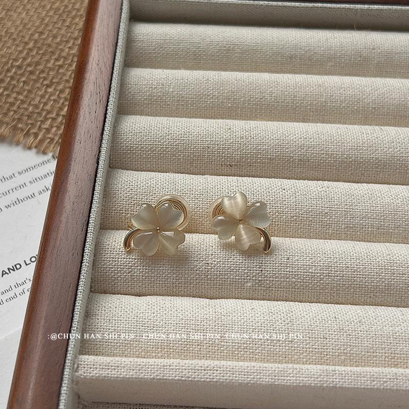 

Opal flower ear clips temperament simple fashion stud earrings French retro niche design mosquito coil disc painless earrings