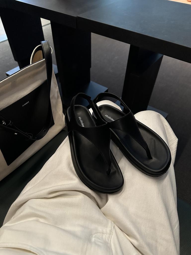Schafsfellversion von Traubenmutter mit dem gleichen minimalistischen Temperament Flip-Flops Retro-Zehen Urlaub dicksohlige Nischen-Römersandalen