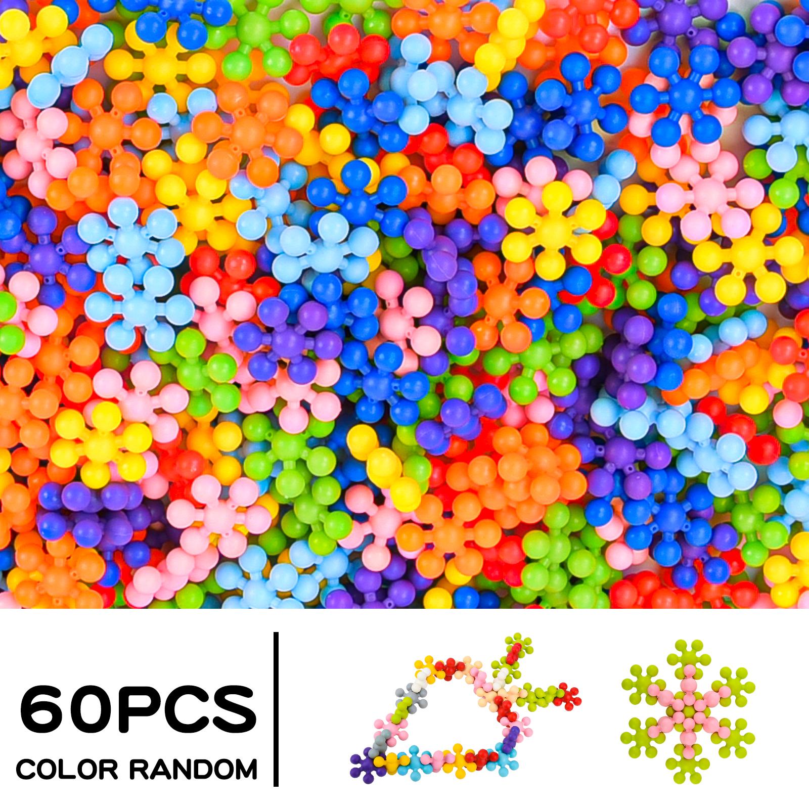 

Мальчики и девочки из детского сада собирают цветущие сливы, строительные блоки, детские головоломки и игрушки для раннего развития