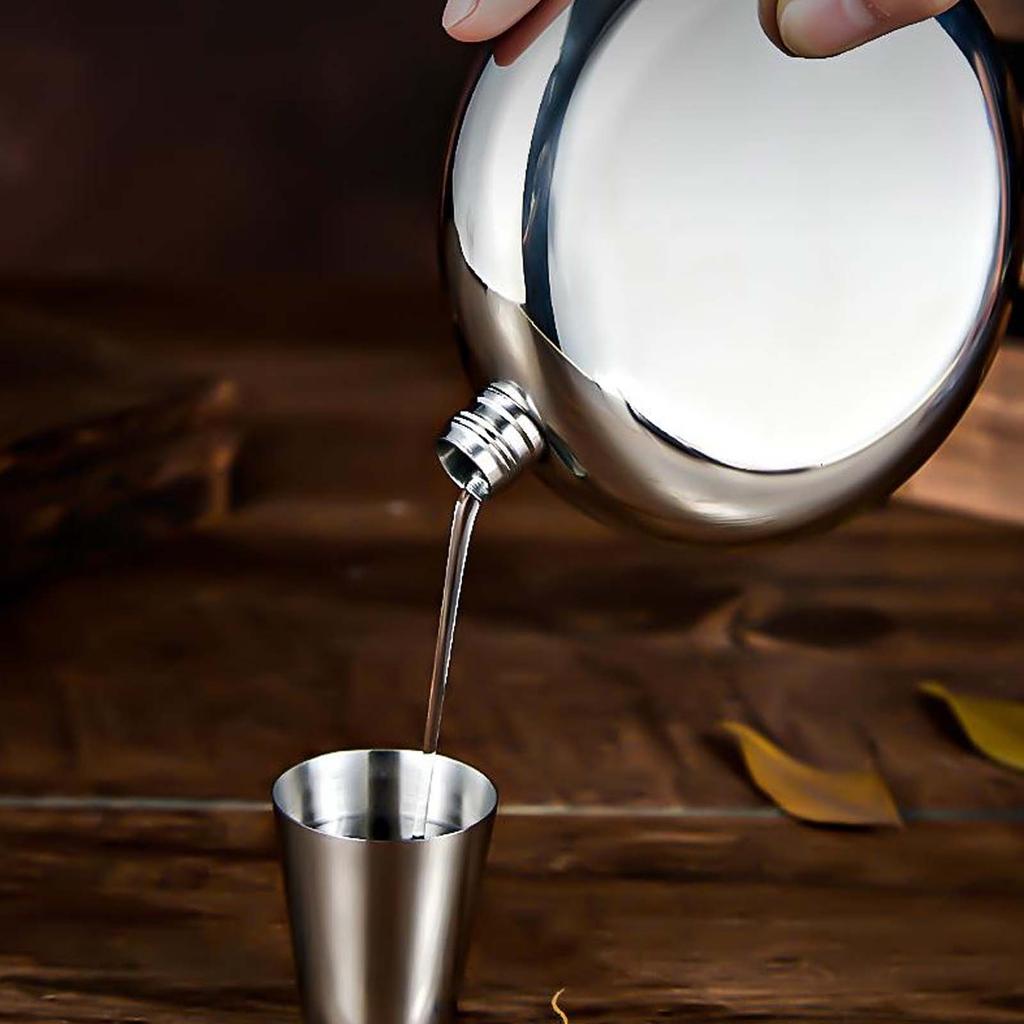 304 Stainless Steel Small Wine Bottle, Portable Mini Flat Round Outdoor Alcohol Carrying Jug Liquid Kettles for All Kinds of Win