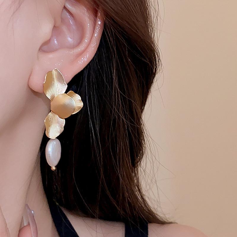 Elegant Natural Freshwater Pearls Earrings For Women Vintage Golden Petals Flower Drop Earring Jewelry For Party Wedding
