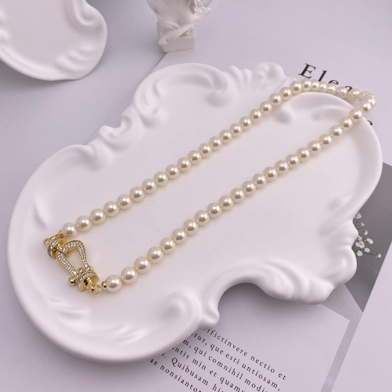 

Meier Micro-paved horseshoe buckle pendant, pearl necklace, frenchretroclassy sense of neck chain