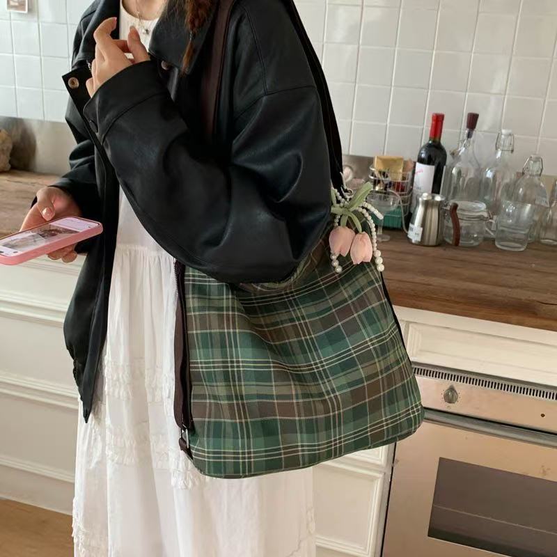 

New single shoulder large capacity commuter style plaid bag autumn new ballet style shoulder bag niche underarm backpack зелений