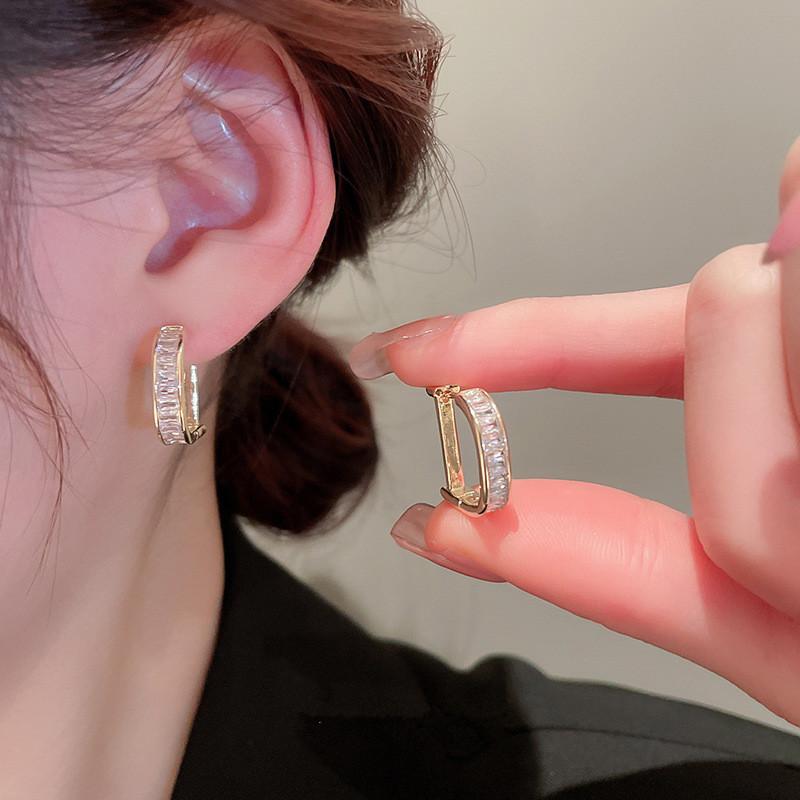Huitan Koreanische Mode Gepflasterte Zirkonia Creolen für Damen Metall Kupferfarbe/Goldfarbe Einfache Vielseitige Mädchenohrringe Heißer Zirkon