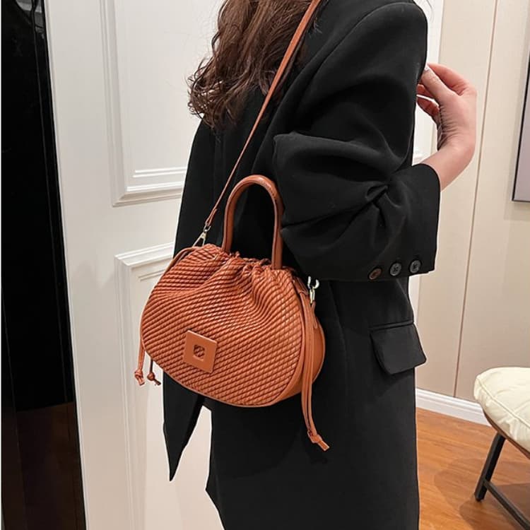 Bolsa de ombro feminina elegante com textura