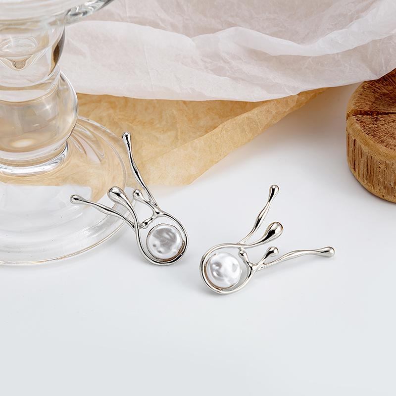 Irregular pearl ladies earrings