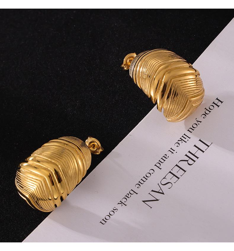 Vintage French Feather-Shaped Earrings, Elegant 18K Gold-Plated Titanium Steel, Retro Design, Versatile New Jewelry.