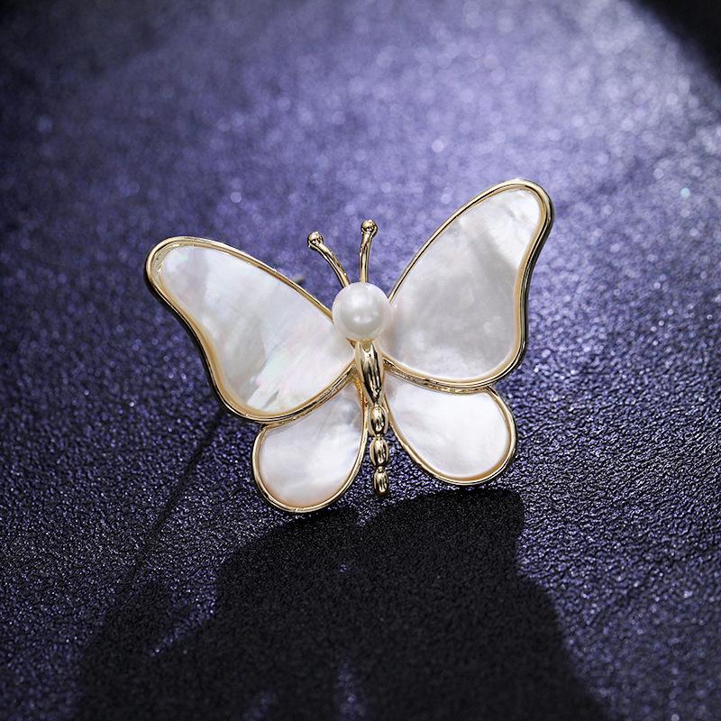 

Elegant Pearl Inlaid Butterfly Brooch – Korean Style Fashion Pin for Special Occasions