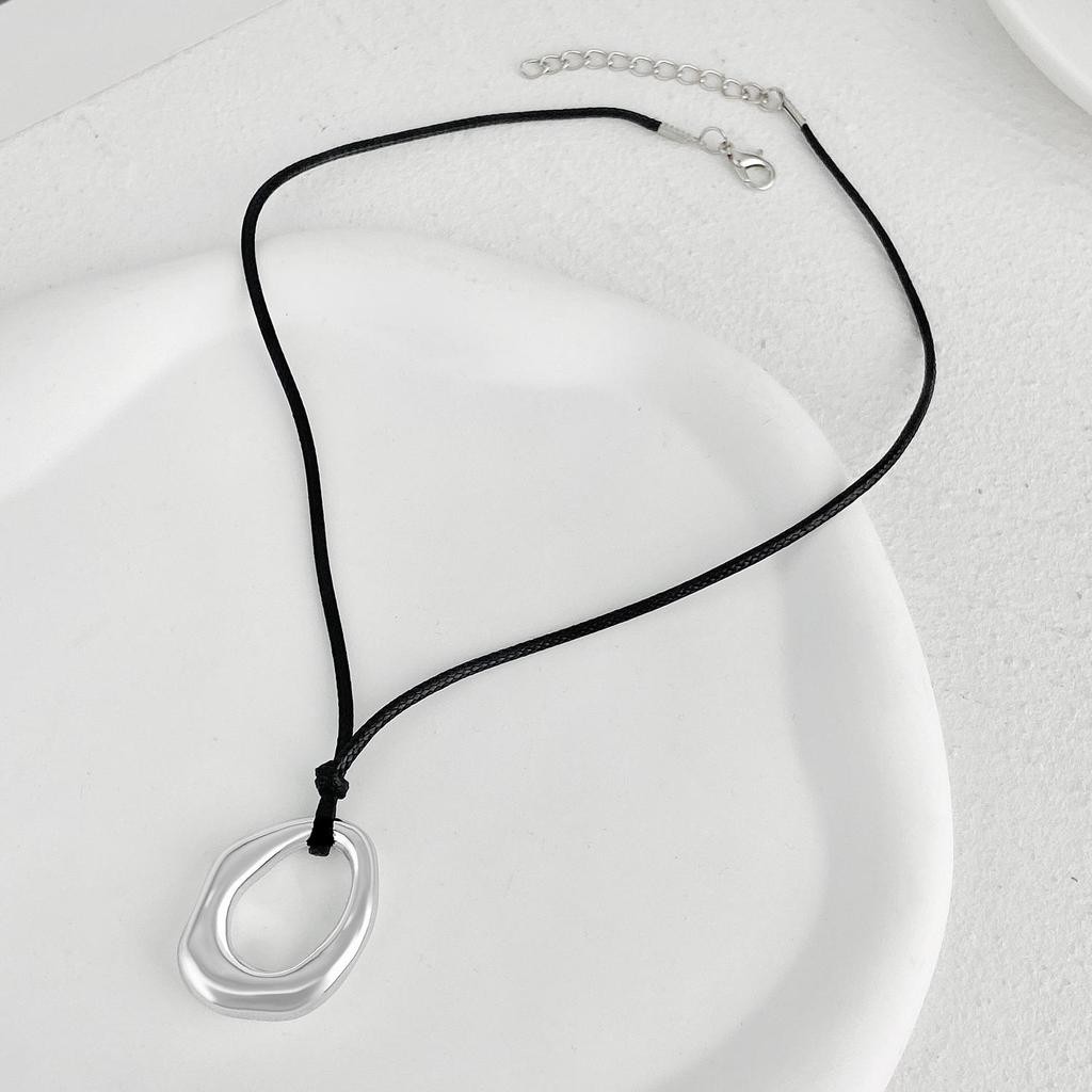 European-American Geometric Irregular Heart Hollow Pendant Oval Wax Rope Necklace