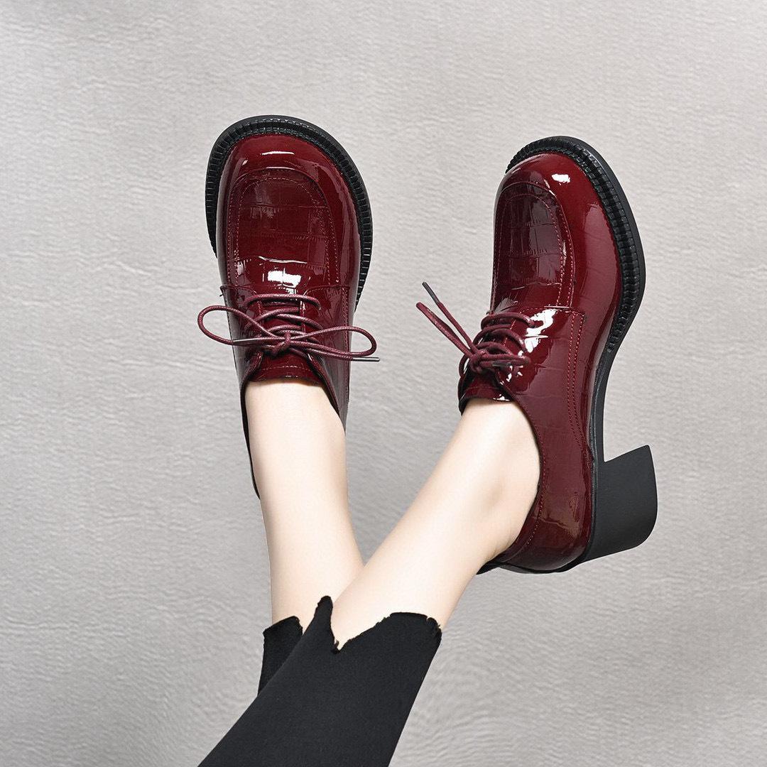 

Женские одинарные туфли коровья лакированная кожа толстый каблук маленькие кожаные туфли весна новые на шнуровке средний каблук женские туфли 40 бордовый