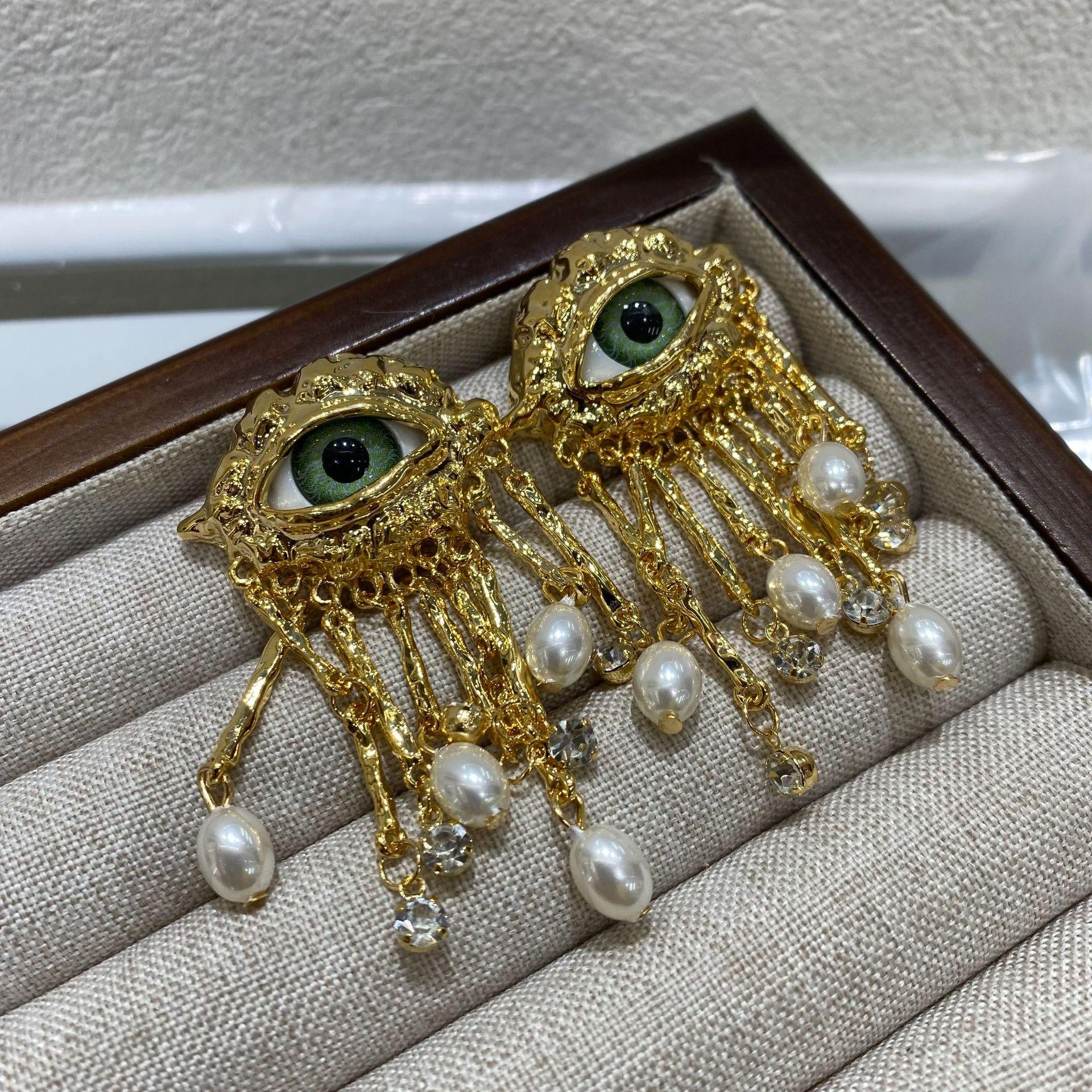 French Retro Fashion Devil S Eye Earrings Medieval Personality Diamond-Encrusted Pearl Tassel Simulation Eye Socket Earrings