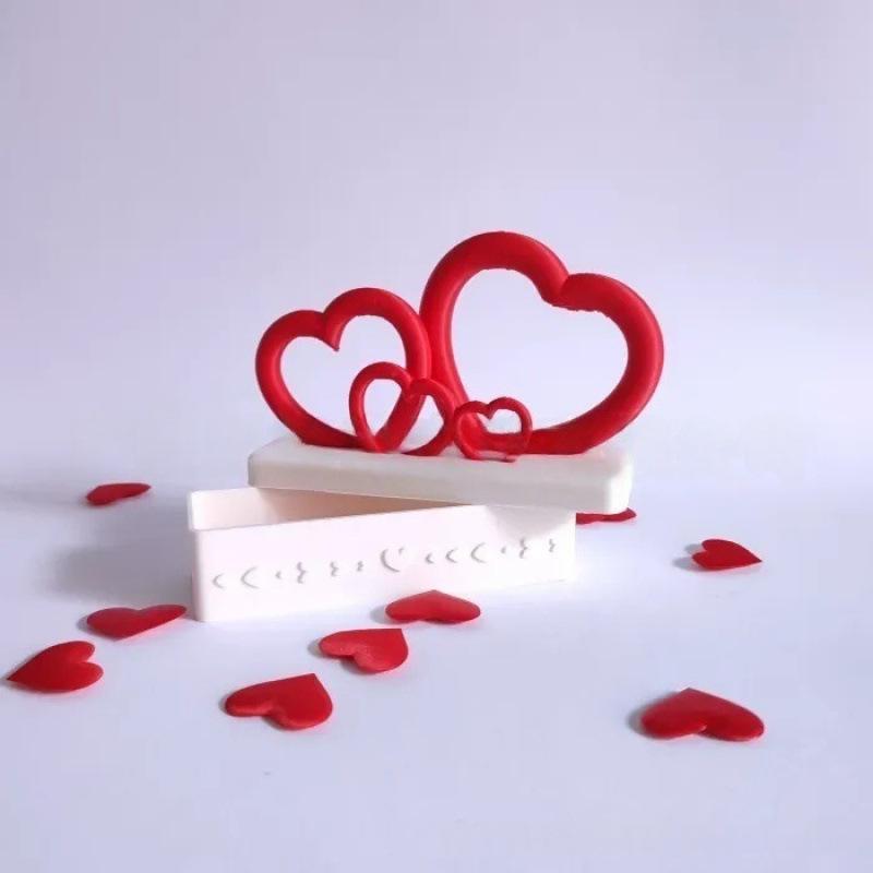 Smooth Edge Heart Box Valentine's Day Heart Gift Box with Red Lid Plastic Heart-shaped Party Favor Container Wedding Anniversary