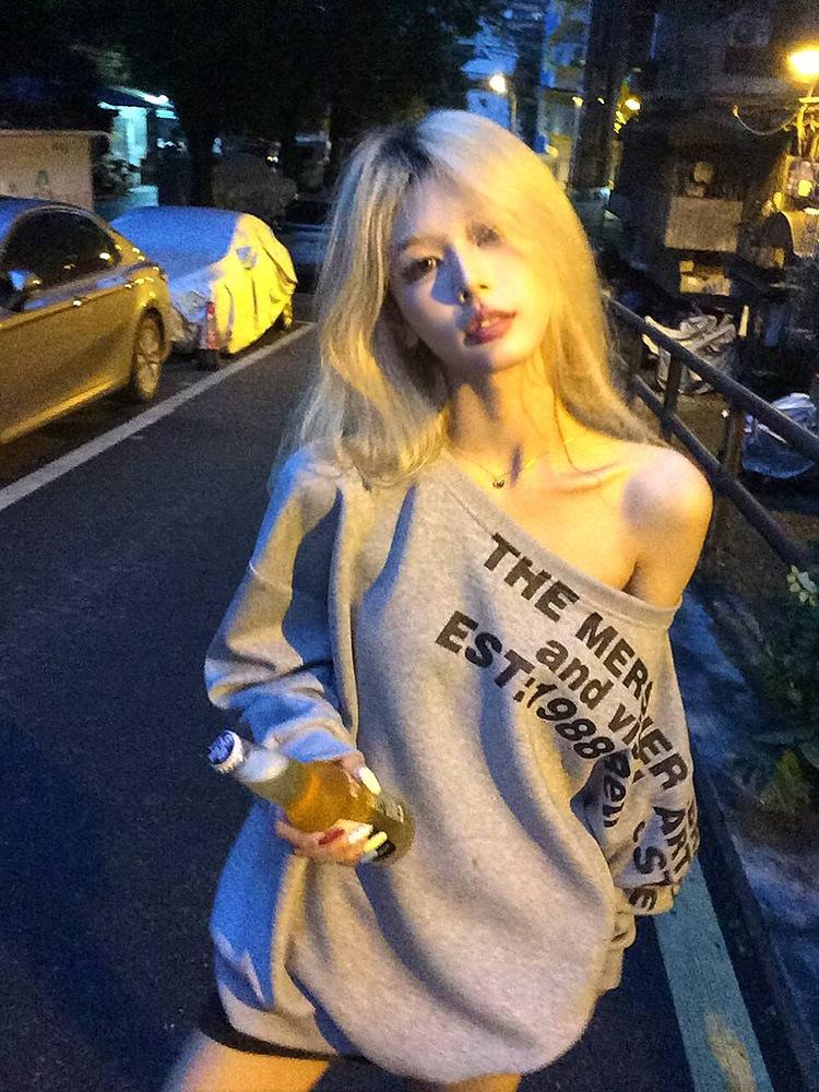 

Женская объемная толстовка с открытыми плечами и длинными рукавами - осень 2025 г. в стиле ретро