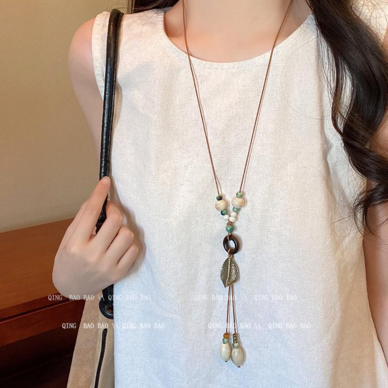 Retro Chinese Tassel Necklace: Unique Ethnic Style Women's High-End Clavicle Chain.