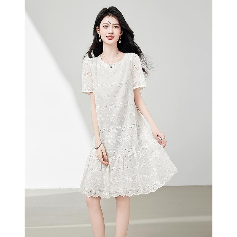 French lace dress with a loose and meaty A-line skirt